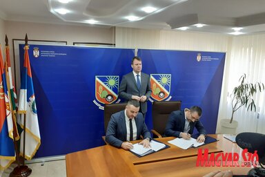 Mladen Zec polgármester és Miloš Orbović, a GAT vállalatának igazgatóhelyettese aláírják a szerződést (Fotó: Fúró Dénes felvétele)