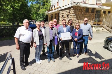 A VMSZ–VMDP koalíció 306 támogatói aláírással érkezett a temerini önkormányzat épületéhez (Fotó: Tóth D. Lívia felvétele)