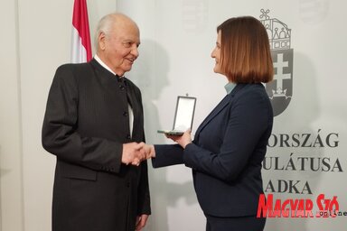 Zvonko Bogdan átveszi a kitüntetést Csallóközi Eszter főkonzultól / Gál Hermina felvétele