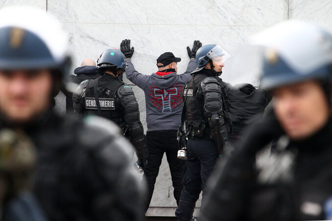 A rendőrök könnygázt vetettek be, majd húsz embert őrizetbe vettek (Fotó: Beta/AP)