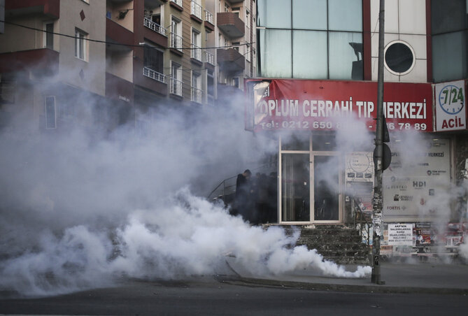 Összetűzések robbantak ki Isztambulban kurdbarát tüntetők és a török rendőrség között (Fotó: Beta)
