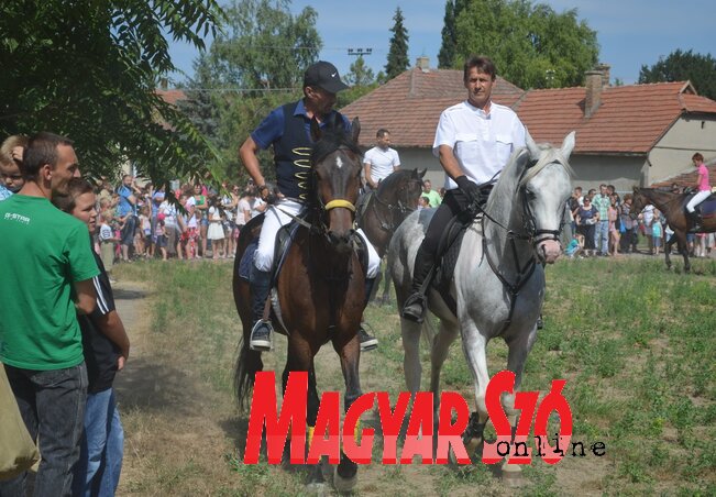 Cékus Árpád (jobb oldalt) az Anna-napi lovas felvonuláson, Kishegyesen (Lakatos János felvétele)