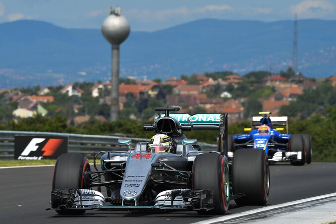 Az első gyakorlásnál első lett, a másodikon a falnak csúszott: Lewis Hamilton (Beta/AP)