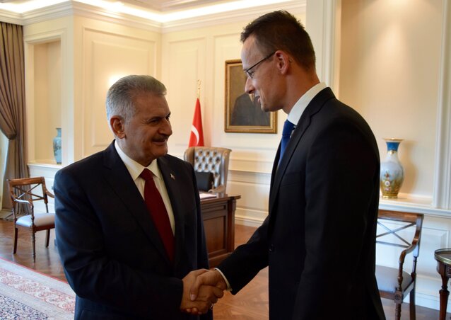 Binali Yildirim török miniszterelnök fogadja hivatalában Szijjártó Péter külgazdasági és külügyminisztert (Fotó: MTI)