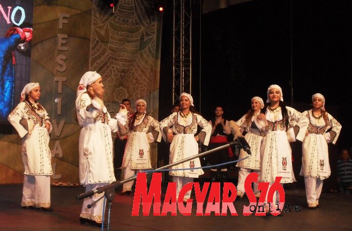 Észak-ciprusi táncosok a fesztivál színpadán (Fotó: Lukács Melinda)