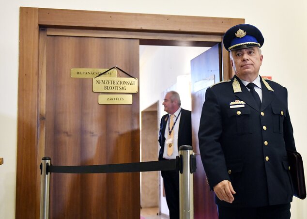 Papp Károly országos rendőrfőkapitány távozik az Országgyűlés nemzetbiztonsági, valamint honvédelmi és rendészeti bizottságának zárt üléséről (Fotó: MTI)