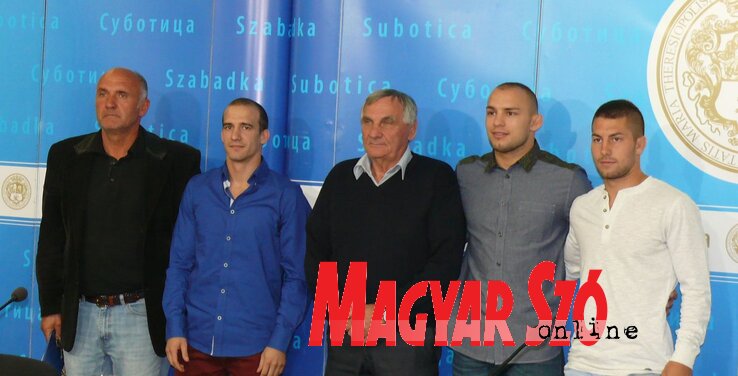 A szerződés aláírása utáni pillanat (balról jobbra): Andrija Romić, Gazdag Krisztián, Sreten Damjanović, Aleksandar Maksimović, Nagy Tamás