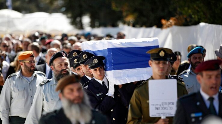 Simon Peresz néhai izraeli államfő és miniszterelnök koporsóját viszik a jeruzsálemi Herzl-hegyi katonai temetőben 2016. szeptember 30-én. A Nobel-békedíjas politikus két nappal korábban, 93 éves korában hunyt el. (Fotó: MTI/EPA pool/Abir Szultan)