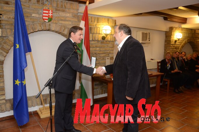Magyarország szabadkai főkonzulja, dr. Babity János átadja a kitüntetést dr. Mészáros Zoltánnak