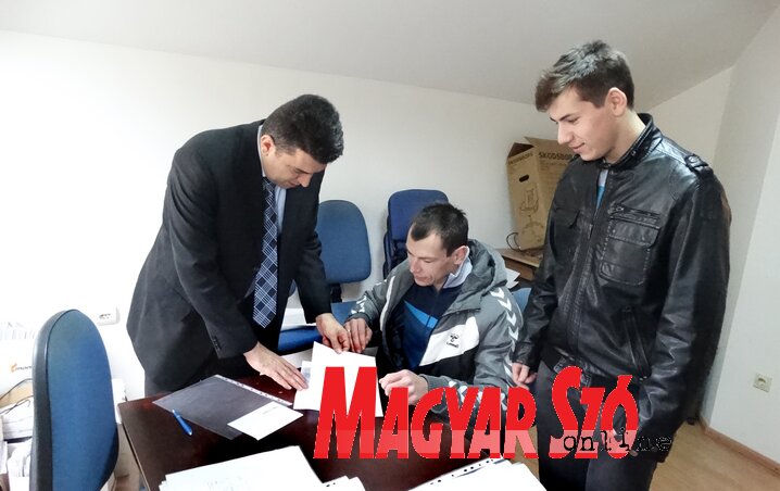 Dr. Rusz Radován konzul (balról) átnézi a honosítási kérelmeket (Góbor Béla felvétele)