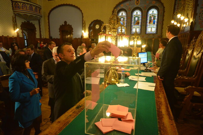 A városi képviselő-testület többségi, 49 mellette és 13 ellene szavazattal választotta meg Maglai Jenőt Szabadka polgármesterévé