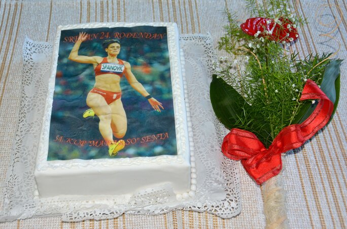 Ivana Španović tortája hiába várta az ünnepeltet (Fotó: Gergely József)