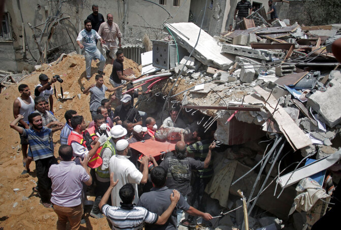 Egy újabb rakétabecsapódás Gáza városban ezt az épületet is romhalmazzá változtatta. A mentők húsz tetemet és két sebesültet találtak a romok alatt. (Fotó: Beta/AP)