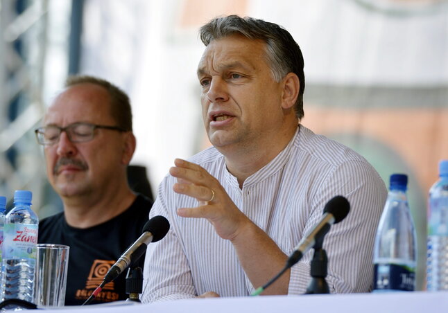 Orbán Viktor miniszterelnök (j) beszél a 25. Bálványosi Nyári Szabadegyetem és Diáktábor rendezvényén. Mellette Németh Zsolt, az Országgyűlés külügyi bizottságának elnöke (Fotó: MTI)