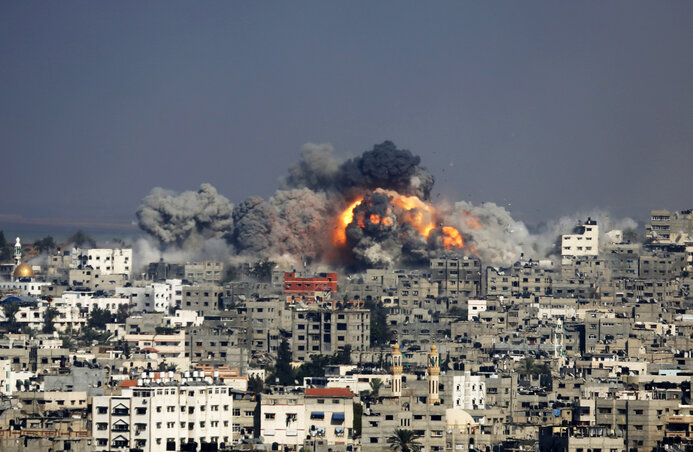 Füst- és lángoszlop Gázaváros felett az az izraeli tüzérségi lövedékek becsapódása után (Fotó: Beta/AP)