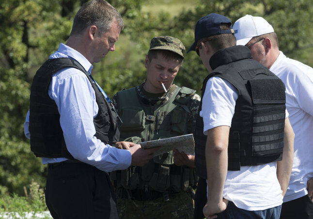 Hogyan tovább? EBESZ-megfigyelők és egy szakadár fegyveres tanulmányozzák a térképet Donyeck városa közelében (Fotó: Beta/AP)