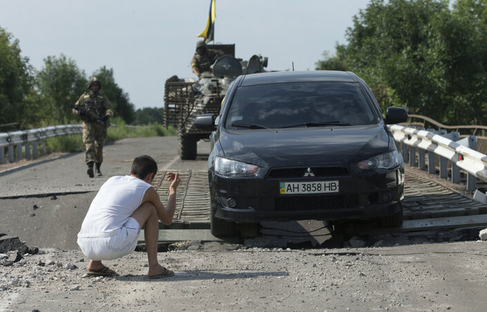 Nehézkes a közlekedés a megrongálódott kelet-ukrajnai utakon (Fotó: Beta/AP)