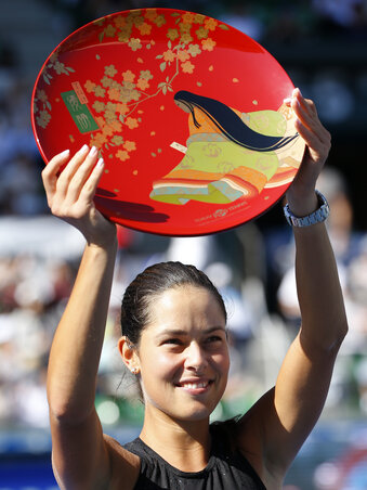 Ana Ivanović a tokiói trófeájával (Fotó:  Beta/AP)