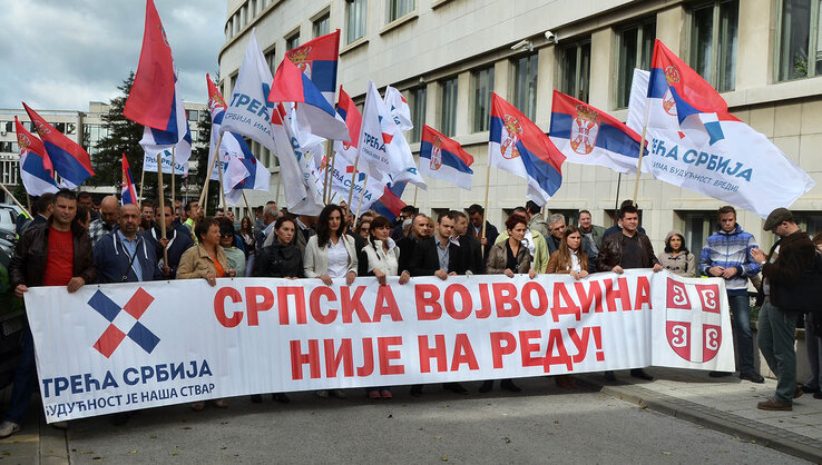 A vita ideje alatt a Harmadik Szerbia párt aktivistái a képviselőház előtt tiltakoztak. Szerintük a deklaráció célja az ország egységének leépítése, a „Szerb Vajdaság” távolodása és a történelem megmásítása. (Fotók: Ótos András)