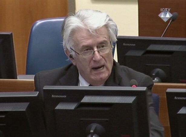 Védőbeszéde során Karadžić azt hajtogatta, őt nem megbüntetni, hanem kitüntetni kellene, amiért mindent megtett a polgárháború elkerülése érdekében (Fotó: Beta/AP)