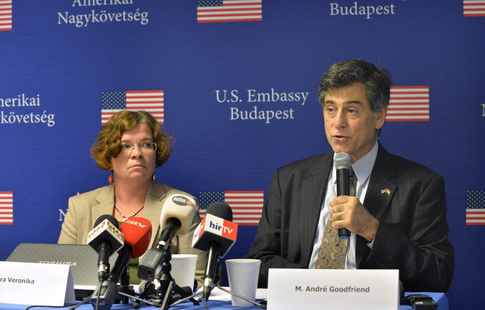 Móra Veronika, az Ökotárs Alapítvány igazgatója és André Goodfriend, a budapesti amerikai nagykövetség ügyvivője (Fotó: MTI)