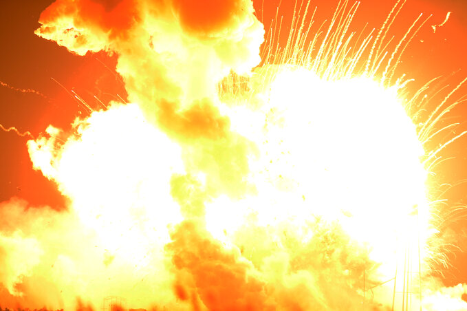 A robbanás és a becsapódás oly hatalmas volt, hogy beleremegett a föld (Fotó: Beta/AP)