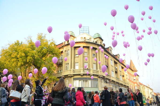 100 rózsaszín léggömbbel a nők egészségéért (Fotó: Molnár Edvárd)