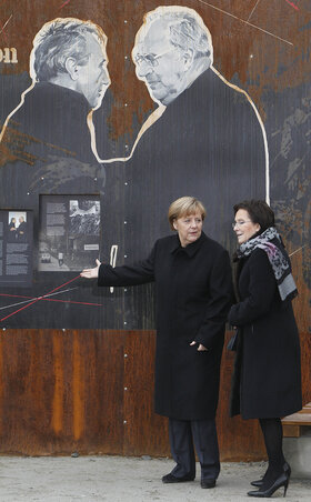 Angela Merkel és Ewa Kopacz a német–lengyel „kibékülésnek” szentelt krzyżowai kiállítás egyik jellemző exponátuma, a Tadeusz Mazowiecki és Helmut Kohl kézfogását megörökítő rajz előtt (Fotó: Beta/AP)