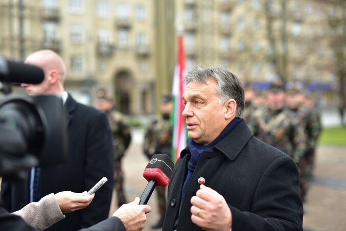 Orbán Viktor nyilatkozik Vilniusban, miután a litvániai hadgyakorlaton részt vett magyar katonákkal találkozott (Fotó: MTI)