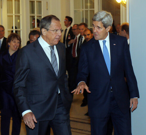 Szergej Lavrov orosz és John Kerry amerikai külügyminiszter egyeztet a tárgyalások szünetében (Fotó: Beta/AP)