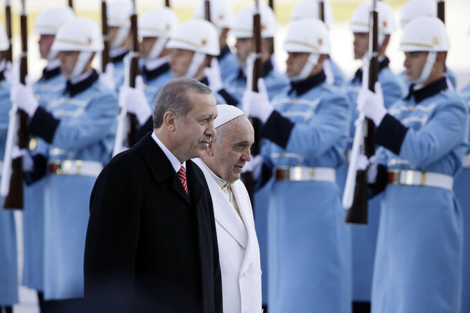 A pápa Recep Tayyip Erdoğan elnök kíséretében halad el a díszőrség előtt az ankarai elnöki palotánál (Fotó: Beta/AP)