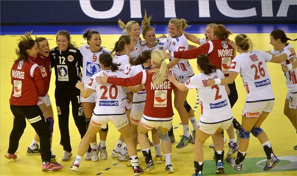 Az aranyérmes norvég válogatott tagjai ünneplik győzelmüket (fotó: MTI)