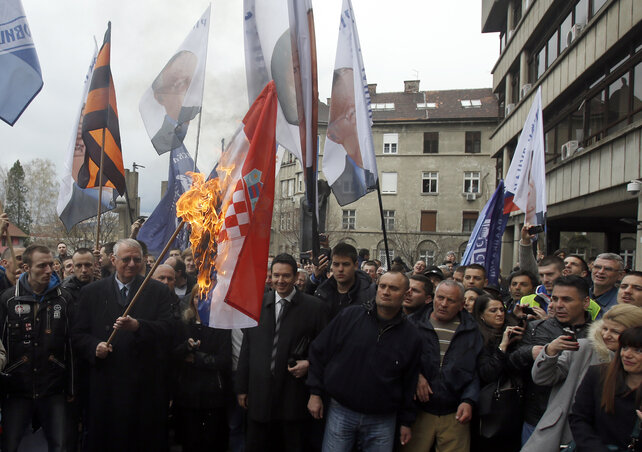 Šešelj a belgrádi igazságügyi palota előtt felgyújtotta Horvátország zászlaját (Fotó: Beta)