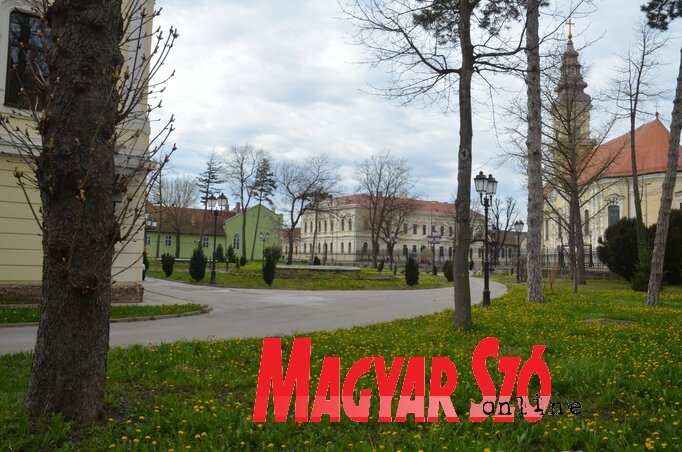Csendélet a pravoszláv püspökség udvarában, túloldalon a Vuk Karadžić iskola, ahol a magyar anyanyelvápoló órákat tartják, valamint a pravoszláv templom