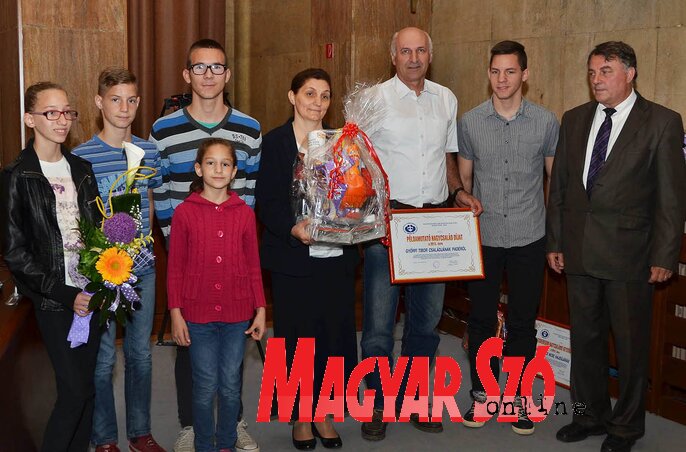 A padéi Győrfi család a példamutató nagycsaládoknak járó díjban részesült (Fotó: Ótos András)