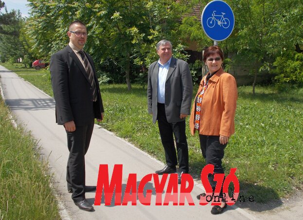 Juhász Bálint, Ceglédi Rudolf és Širková Anikó a kerékpárútnál