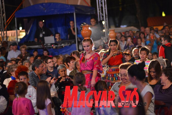 A paraguayi táncosnők és a közönség (Molnár Edvárd felvétele)