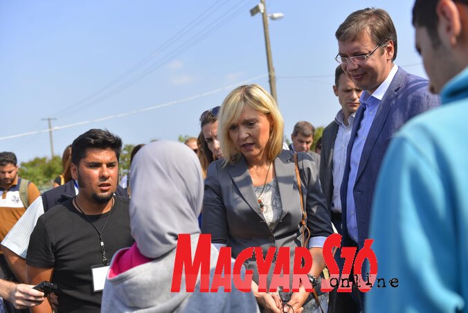 Beate Merk és Aleksandar Vučić a magyarkanizsai táborban tartózkodó menekültekkel (Molnár Edvárd felvétele)