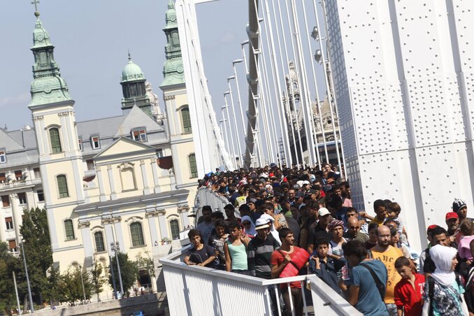 Migránsok százai haladnak át az Erzsébet hídon (MTI via AP)