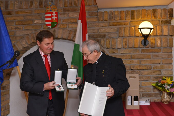 Dr. Bogner Istvánnak dr. Babity János Magyarország szabadkai főkonzulja adta át a magyar állami kitüntetést (Fotó: Molnár Edvárd)