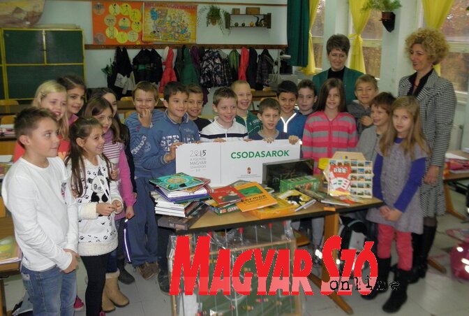 Az adai Cseh Károly-iskolában is örömmel fogadták a nyereményt (Csincsik Zsolt felvétele)