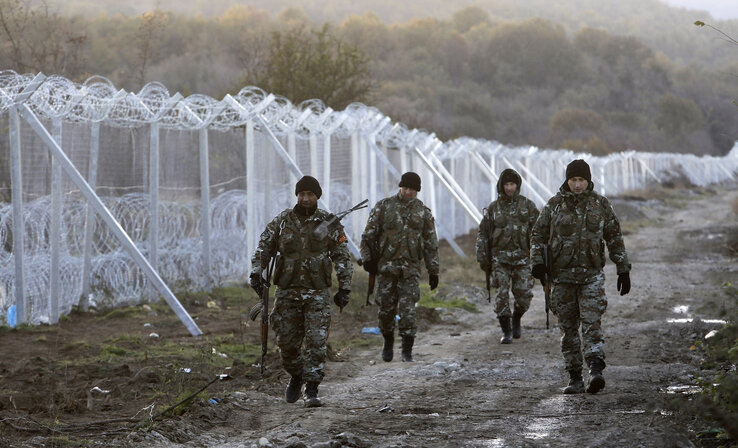 Macedón katonák járőröznek a már megépült kerítésszakasz mentén (Fotó: Beta/AP)