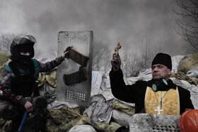 Ortodox pap a kijevi forradalom idején a Majdanon. Jerome Sessini fotója második lett a kiemelt hír kategóriában. (Fotó: Jerome Sessini / World Press Photo)
