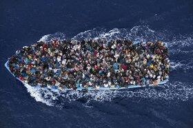 Illusztráció: hajótörött afrikai menekülteket szállítanak a partra egy mentőhajóval az olasz partoknál. (Fotó: Massimo Sestini / World Press Photo)