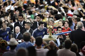Sport kategóriában egyáltalán nem meglepő módon a labdarúgó-vb döntője után készült fotó nyert, amin Messi csodálkozik rá a kupára. (Fotó: Bao Tailiang / World Press Photo)