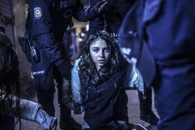 Bulent Kilic fotója egy törökországi tüntetőről, aki a 15 éves török fiú, Berkin Elvan halálára szervezett szimpátiatüntetésen sebesült meg a rendőri összecsapásban. A hír kategória első helye mellett Bulent Kilic lett az év ügynökségi fotósa is. (Fotó: B