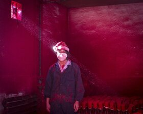 Korunk problémái, első hely: egy kínai munkás portréja, aki egy karácsonyi tárgyakat gyártó üzem szalagja mellett dolgozik. (Fotó: Ronghui Chen / World Press Photo)