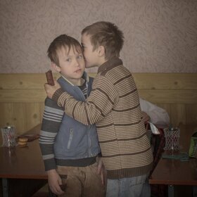 Mindennapok, második hely: egy moldovai ikerpár, Igor és Arthur csokoládét osztanak az osztálytársaiknak a kilencedik születésnapjuk alkalmából. (Fotó: Asa Sjostrom / World Press Photo)