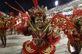 A brazil metropolisz hagyományos ünnepének szerdán befejeződő forgataga közel egymillió hazai és külföldi turistát vonz. A riói karnevál tradíciója a 18. század elejére nyúlik vissza.