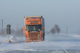 Kamion parkiran pored Zrenjaninskog puta. Ministar saobracaja Srbije Aleksandar Antic odlucio je danas da se zbog vremenskih neprilika zabrani teretni saobracaj iz pravca Rumunije i Madjarske, a Luckoj kapetaniji da zabrani plovidbu niz Dunav. (BETAPHOTO/